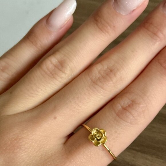 Gold Flower Ring Q591 - Picture 4 of 5